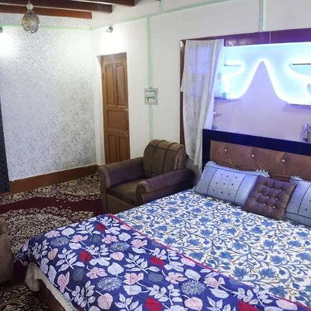 Wani Guest House Gulmarg Buitenkant foto