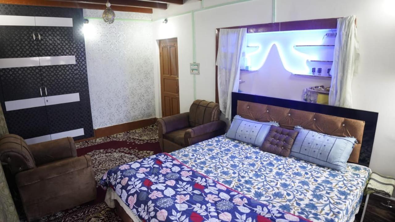 Wani Guest House Gulmarg Buitenkant foto