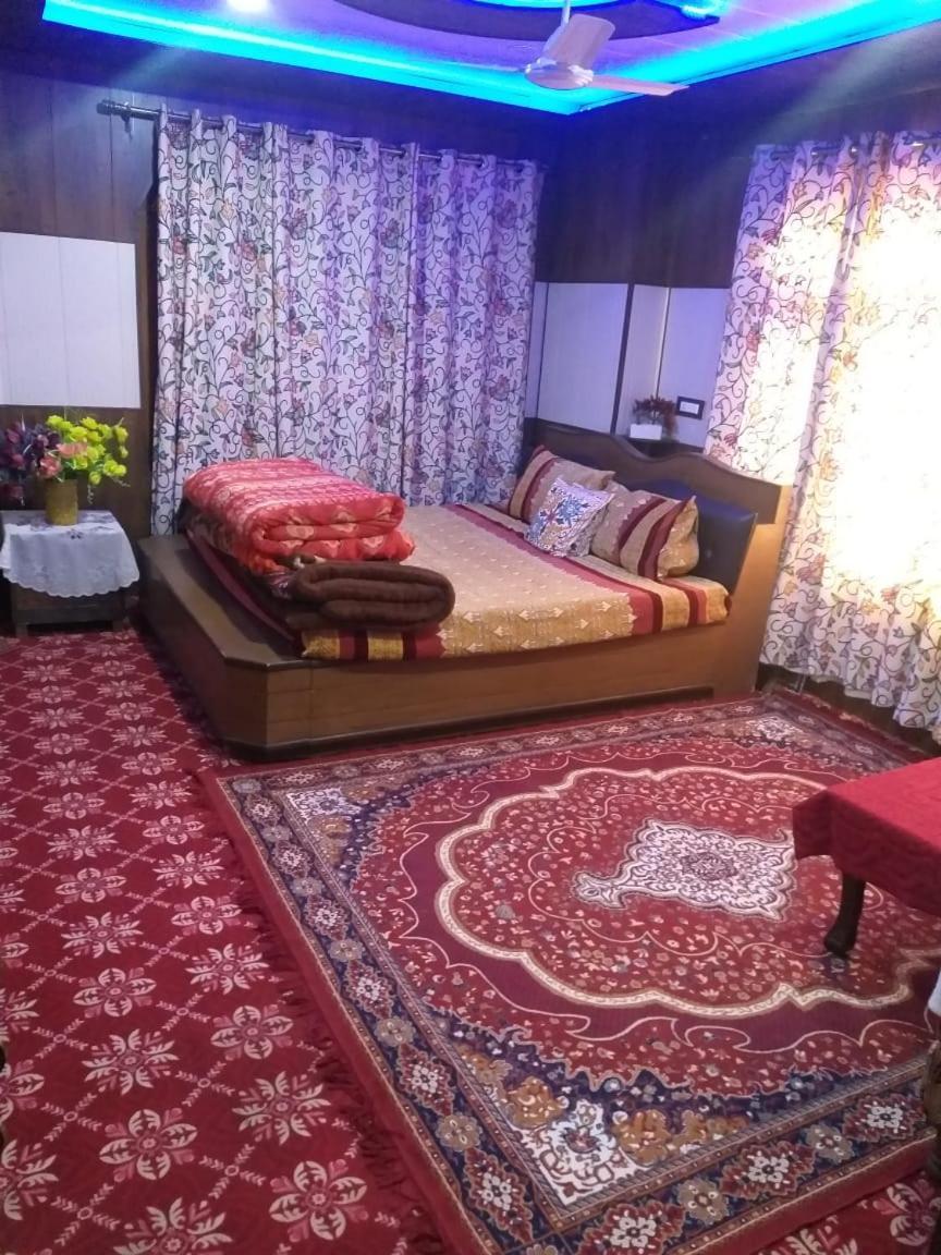 Wani Guest House Gulmarg Buitenkant foto